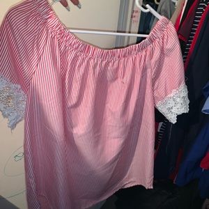 Blouse off the shoulder